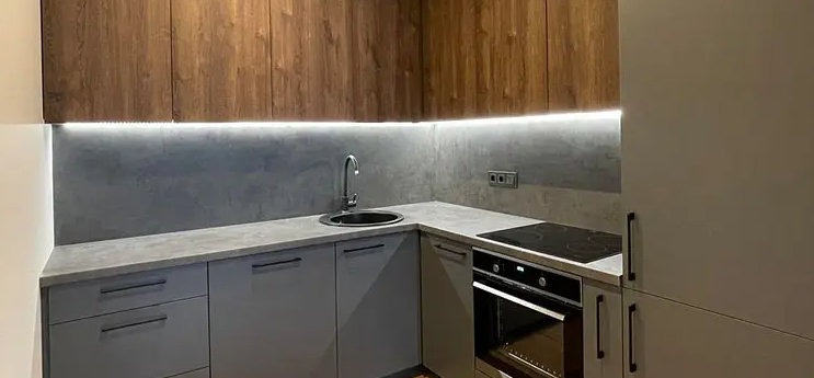 Virtuvės sienelės tarp spintelių
