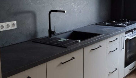 Virtuvės baldai matinė pilka juoda spalvos